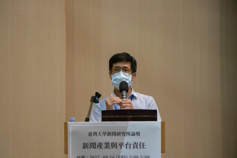 劉昌德說明,搜尋引擎 Google 和社群網站 Facebook 佔據了臺灣新聞媒體網站流量的七成,影響力不容小覷。(特約記者郭宇璇攝) 劉昌德說明,搜尋引擎 Google 和社群網站 Facebook 佔據了臺灣新聞媒體網站流量的七成,影響力不容小覷。(特約記者郭宇璇攝)