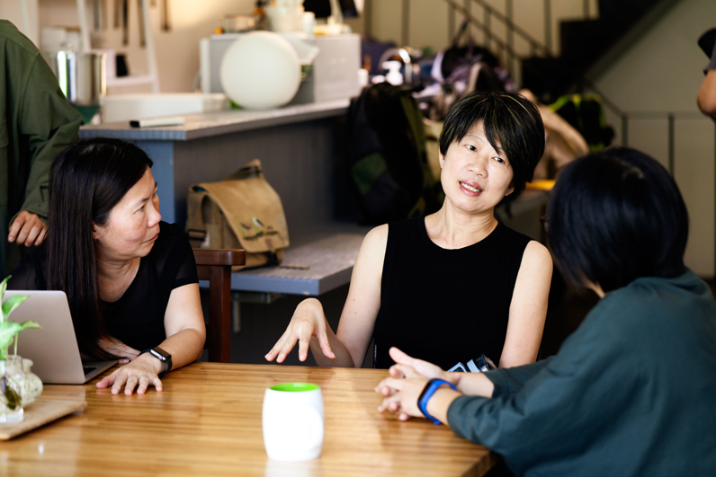 馮小非與《上下游新聞市集》新聞部同仁一同討論編採方向。(圖片提供:上下游新聞市集) 馮小非與《上下游新聞市集》新聞部同仁一同討論編採方向。(圖片提供:上下游新聞市集)