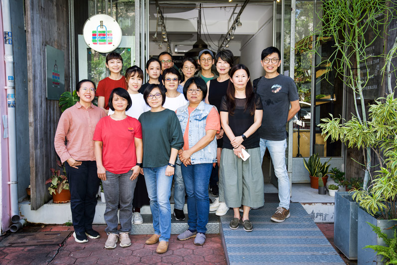馮小非與《上下游新聞市集》新聞部及市集部全體同仁合影。(圖片提供:上下游新聞市集) 馮小非與《上下游新聞市集》新聞部及市集部全體同仁合影。(圖片提供:上下游新聞市集)