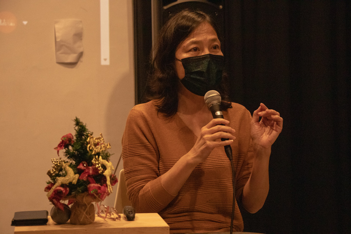 吳典蓉獨照 吳典蓉仍舉出「跑政治新聞的三個理由」,說明政治新聞不可或缺的價值。(郭宇璇攝)