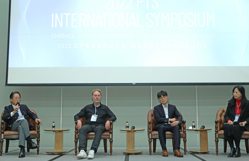 2022公共電視國際研討會,邀請日本NHK代表岩城正和(左起)、丹麥DR代表波爾森、韓國KBS代表金大韓與會分享數位轉型經驗,與公視總經理徐秋華一同座談互動。(圖片來源:公視提供) 2022公共電視國際研討會,邀請日本NHK代表岩城正和(左起)、丹麥DR代表波爾森、韓國KBS代表金大韓與會分享數位轉型經驗,與公視總經理徐秋華一同座談互動。(圖片來源:公視提供)