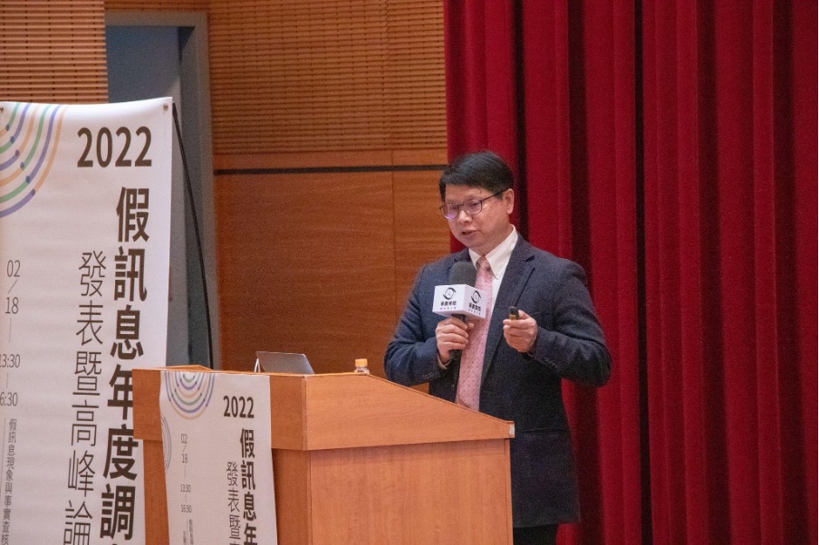 台大政治系教授張佑宗說明，有75%的民眾最近一年內曾收到假消息，且高達93%的民眾都認為假消息對社會有嚴重影響。（郭宇璇攝）