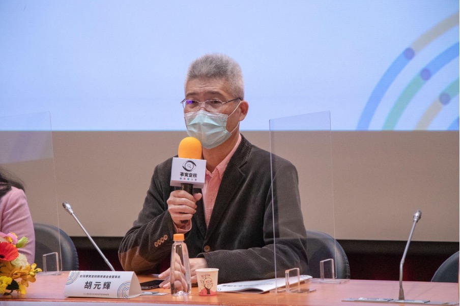 台灣事實查核教育基金會董事長胡元輝表示，台灣尚缺乏對假訊息的縱向時間調查，因此台灣事實查核教育基金會規劃「2022年假訊息大調查」。（郭宇璇攝）