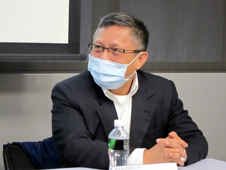 黃文哲:「網際網路中介服務法不推只有兩個人會高興,就是Meta跟Google。」(特約記者陳洧農攝) 黃文哲:「網際網路中介服務法不推只有兩個人會高興,就是Meta跟Google。」(特約記者陳洧農攝)