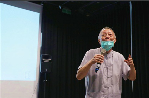 本場次主持人政治大學廣電系兼任副教授關尚仁開場。(特約記者黃翊閔攝) 本場次主持人政治大學廣電系兼任副教授關尚仁開場。(特約記者黃翊閔攝)