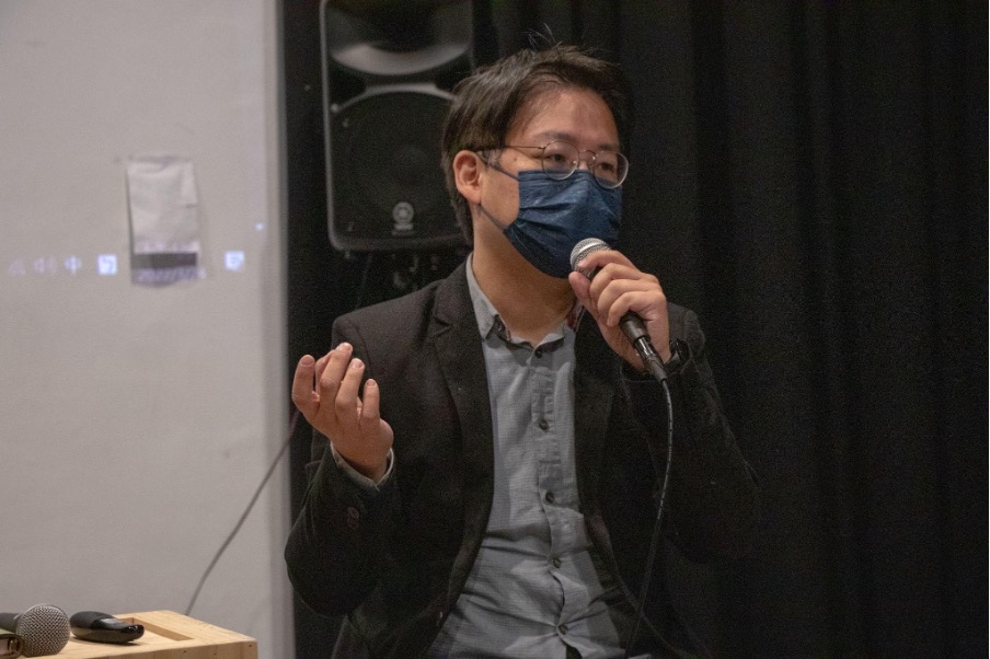 主持人黃俊銘表示,兩岸統獨議題是近年台灣社會的敏感話題,其內涵也正經歷轉變階段。(郭宇璇攝) 主持人黃俊銘表示,兩岸統獨議題是近年台灣社會的敏感話題,其內涵也正經歷轉變階段。(郭宇璇攝)