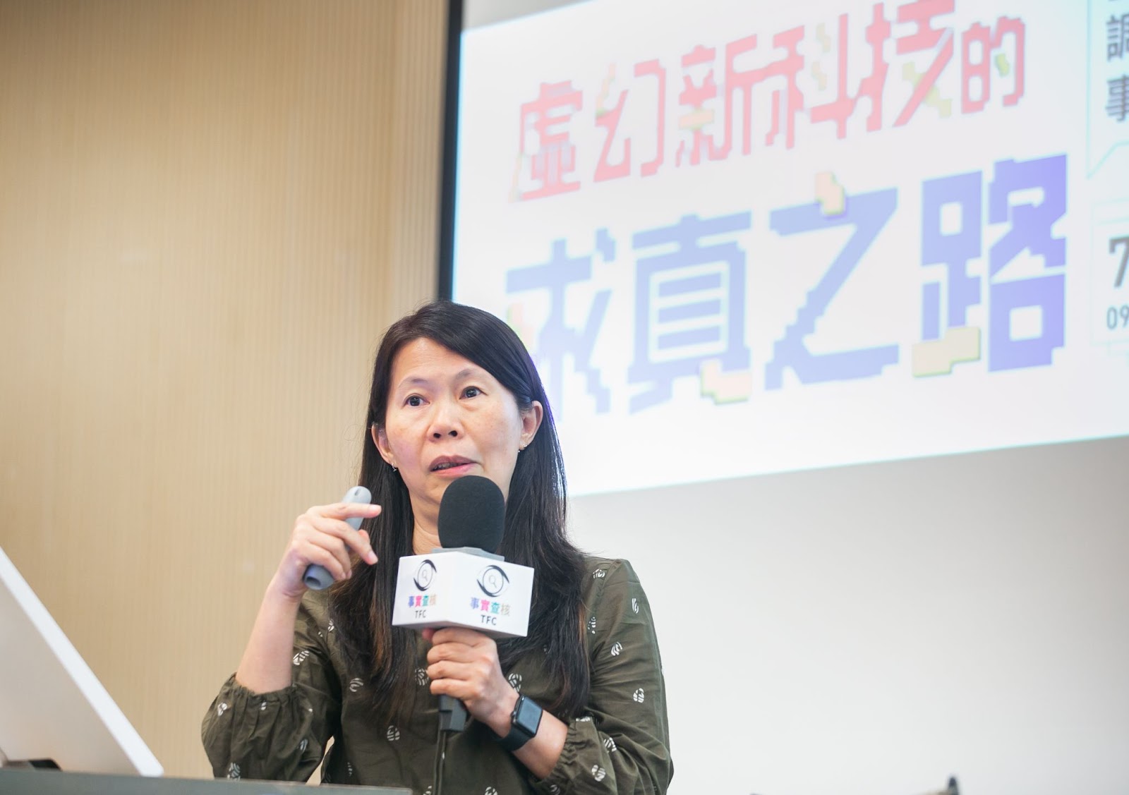《上下游》新聞市集總編輯楊語芸分享〈高山農業崩壞現形記〉採訪過程。(台灣事實查核中心提供/攝影:林鼎皓) 《上下游》新聞市集總編輯楊語芸分享〈高山農業崩壞現形記〉採訪過程。(台灣事實查核中心提供/攝影:林鼎皓)