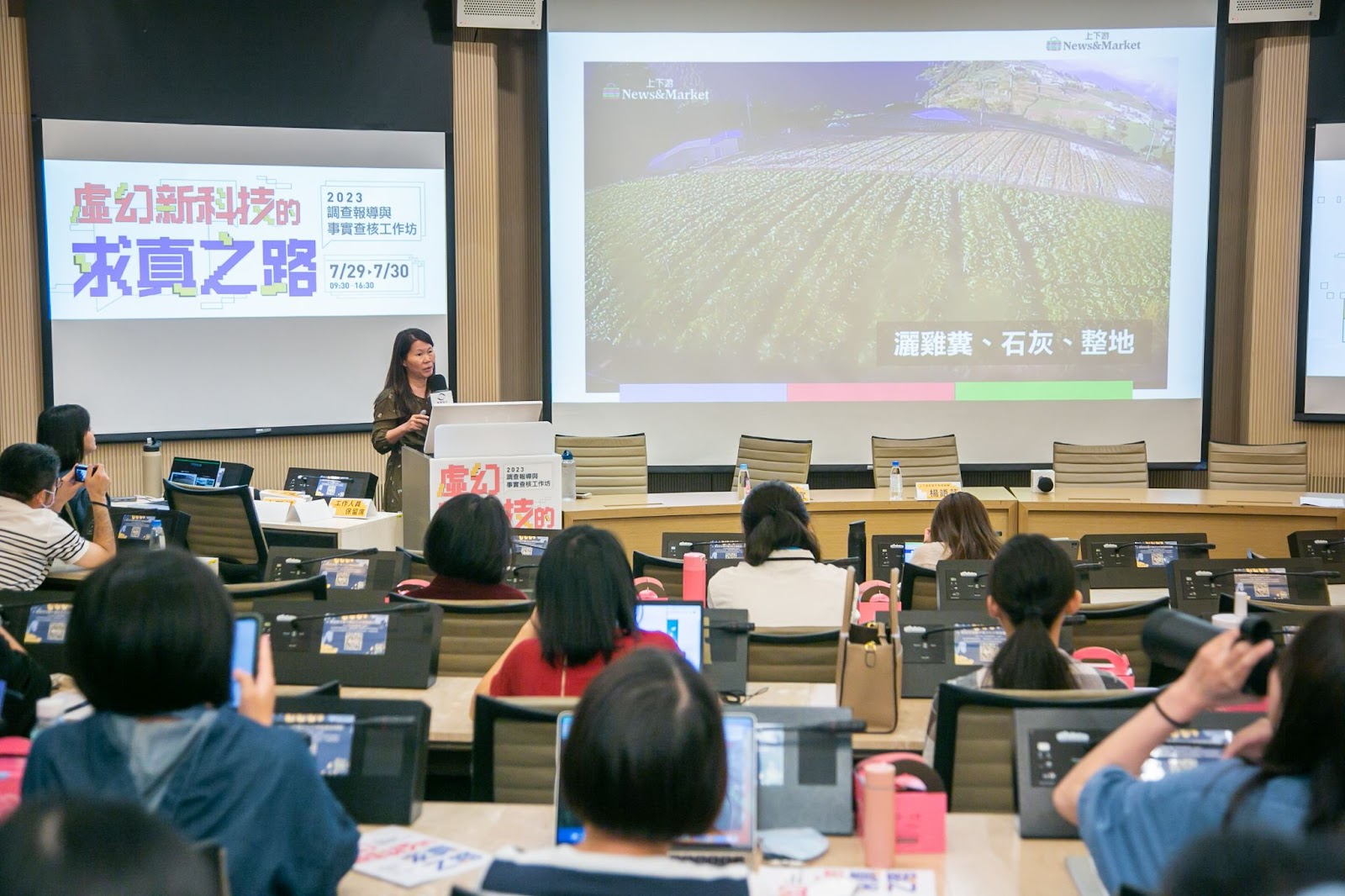 楊語芸說,收成後,農民立刻灑雞糞、石灰、整地,無縫接軌種下一輪高麗菜。(台灣事實查核中心提供/攝影:林鼎皓) 楊語芸說,收成後,農民立刻灑雞糞、石灰、整地,無縫接軌種下一輪高麗菜。(台灣事實查核中心提供/攝影:林鼎皓)
