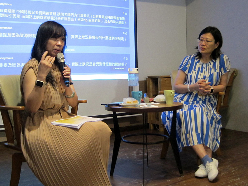 雖然「小時不讀書,長大當記者」這句話現在大家琅琅上口,但許瓊文和王若庭當年都是用功苦讀才能考上政大傳院。(特約記者陳洧農攝) 雖然「小時不讀書,長大當記者」這句話現在大家琅琅上口,但許瓊文和王若庭當年都是用功苦讀才能考上政大傳院。(特約記者陳洧農攝)
