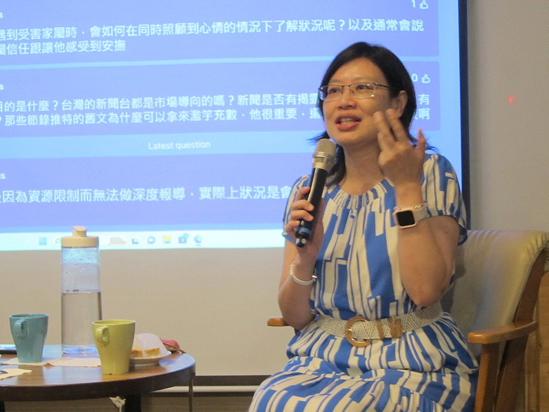 許瓊文說,自己就常常在網上留言批評媒體,表示對方再不改就要截圖給NCC。(特約記者陳洧農攝) 許瓊文說,自己就常常在網上留言批評媒體,表示對方再不改就要截圖給NCC。(特約記者陳洧農攝)