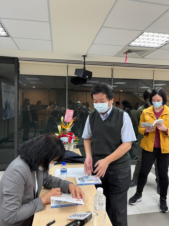 朱淑娟新書發表會 朱淑娟在新書發表會中簽書,與讀者互動。(圖片來源:巨流圖書提供)