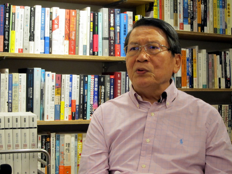 「我們做學者當然希望能夠控制自己的情緒，」李金銓說：「但是我覺得我寫這一章（有關香港的篇章）是很有深情。可以說我寫這些東西，有我自己的生命在裡面。」（特約記者陳洧農攝）