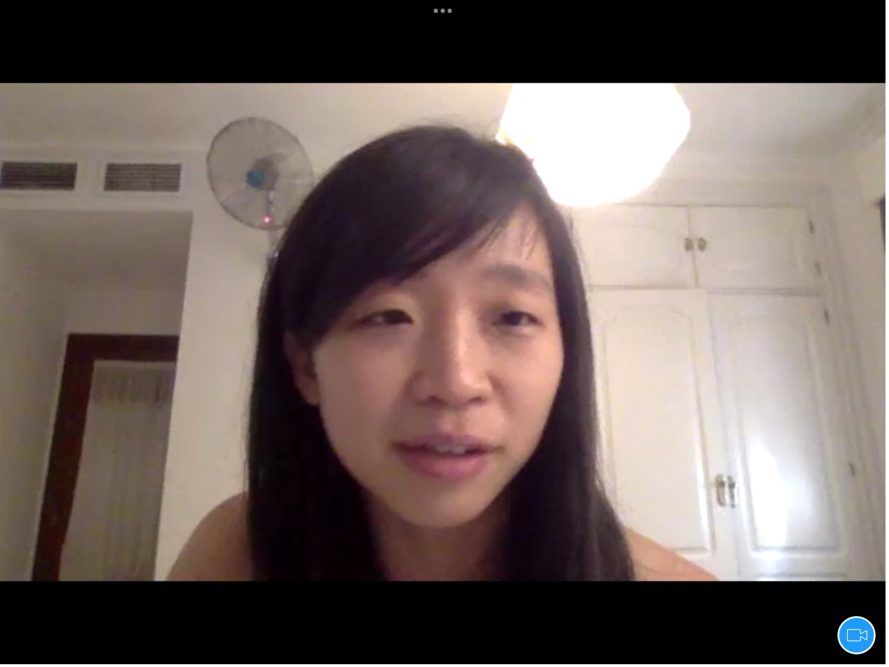 陳映妤表示,自己在寫作上很大的困難是:在現場看到、聞到、嚐到、感受到的這些東西,要怎樣傳達給讀者?(特約記者陳洧農擷圖) 陳映妤表示,自己在寫作上很大的困難是:在現場看到、聞到、嚐到、感受到的這些東西,要怎樣傳達給讀者?(特約記者陳洧農擷圖)