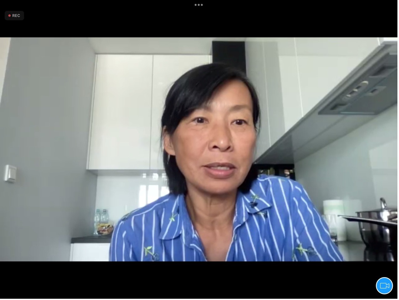 閭丘露薇常對新聞學院的學生說,他們未來能不能跑得比別人快,就取決於理論的積累以及時間的投入。(特約記者陳洧農擷圖) 閭丘露薇常對新聞學院的學生說,他們未來能不能跑得比別人快,就取決於理論的積累以及時間的投入。(特約記者陳洧農擷圖)