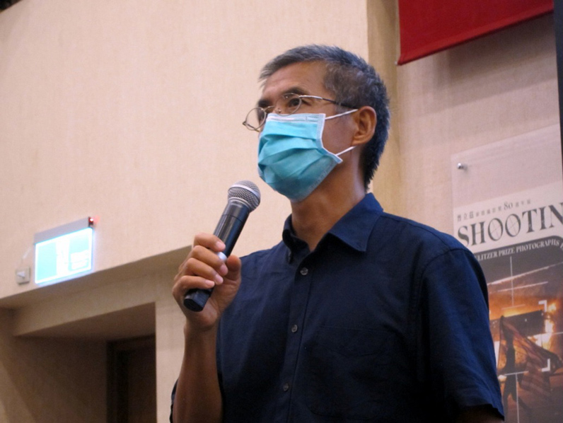 黃子明表示,媒體將關注焦點從「事件」轉移到「議題」的風氣,連帶影響了新聞攝影的表現手法。(特約記者陳洧農攝 黃子明表示,媒體將關注焦點從「事件」轉移到「議題」的風氣,連帶影響了新聞攝影的表現手法。(特約記者陳洧農攝