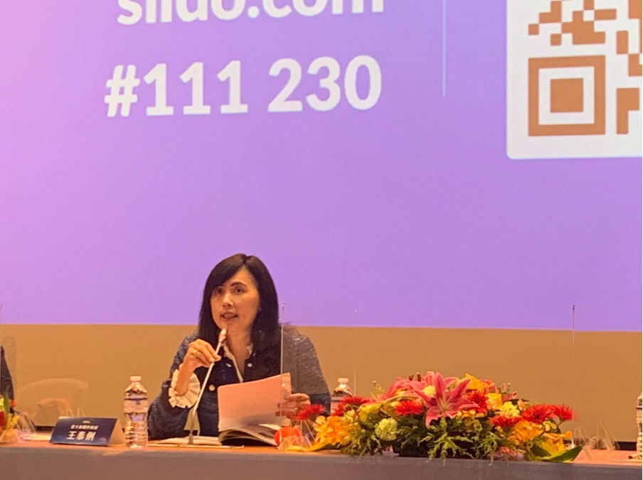 王泰俐透過Slido問答，引導現場聽眾與4位與談人互動。（陳曦攝）