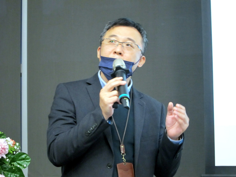 顧振豪說，其實自己也很想向黃銘輝教授一樣以學者的身分發表意見，但有時候他必須顧及政府的立場。（特約記者陳洧農攝）
