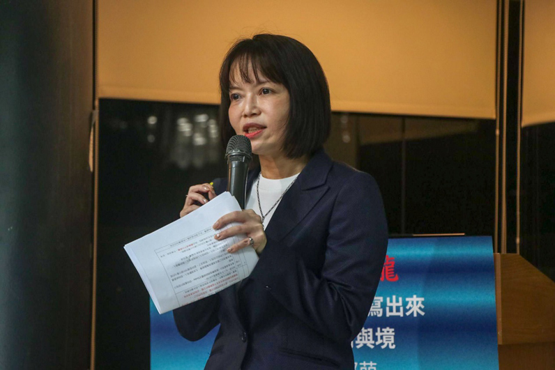 鄭郁萌以曾寫過的四篇報導為例，分享當中的心路歷程。（特約記者郭宇璇攝）