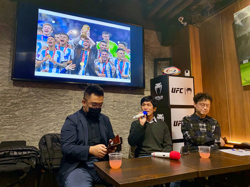 本屆冠軍阿根廷隊長梅西（Lionel Messi）在領獎時，被披上在當地象徵「貴族」的罩袍（bisht）引發爭議。劉昌德以此舉例賽場上的政治議題無所不在。（特約記者宋思彤攝）