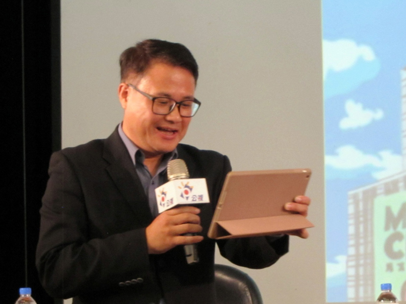 也有網友表示可以用馬拉松的方式，一口氣播完《人選之人》！（特約記者陳洧農攝）