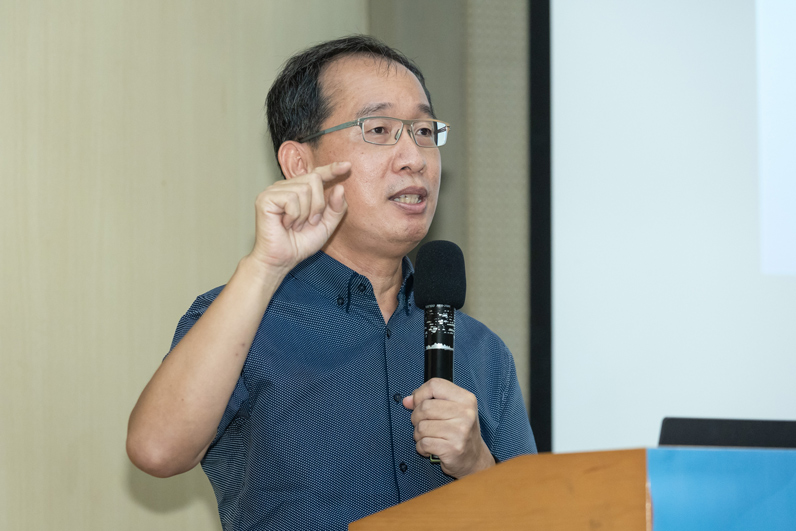 劉志原與《鏡週刊》調查團隊持續追蹤，追出翁茂鍾27本筆記本資料，揭露台灣史上最大司法醜聞。（趙元彬攝／台灣事實查核中心提供）