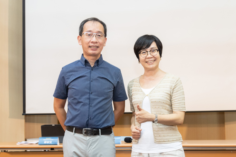 劉志原（左）會後與主持人邱家宜（右）合影。（趙元彬攝／台灣事實查核中心提供）