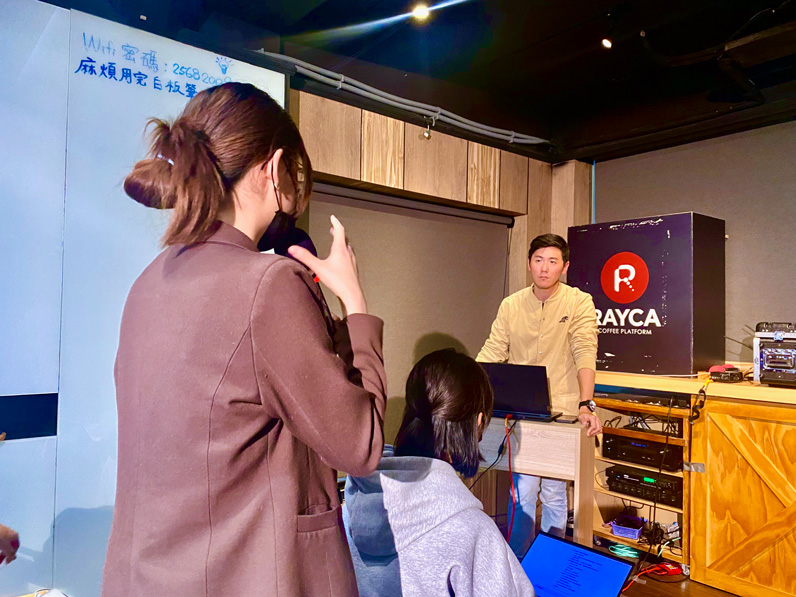 現場有許多聽眾參與，台灣烏克蘭陣線創始成員張珮歆也在現場提問。（特約記者宋思彤攝）